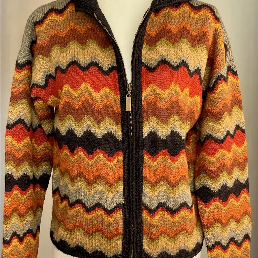 Planet Earth Llama Rust Orange Sweater S
Runs a little larger than small.